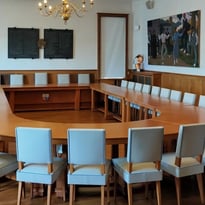 Visite les salons de l'hôtel de ville !