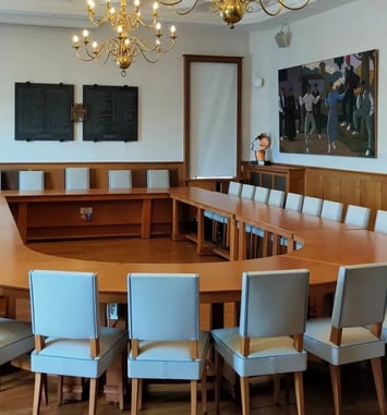 Visite les salons de l'hôtel de ville !