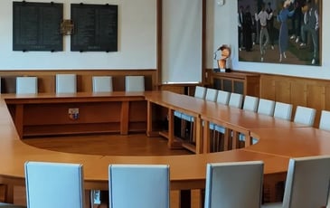 Visite les salons de l'hôtel de ville !