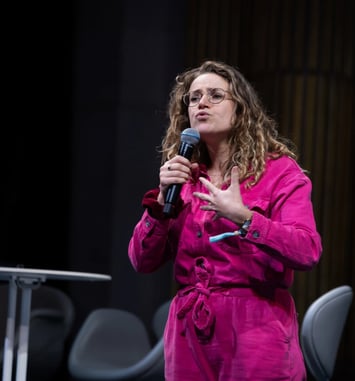 Seule en scène Dissonante, Rafaella Scheer