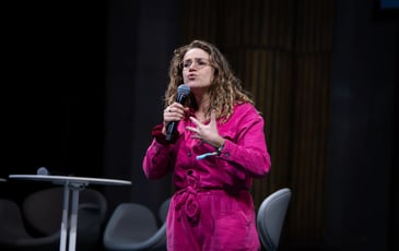 Seule en scène Dissonante, Rafaella Scheer